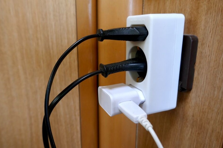 Mit dem Kabel einer Dreifachsteckdose peitschte er seine Freundin aus. (Symbolbild)