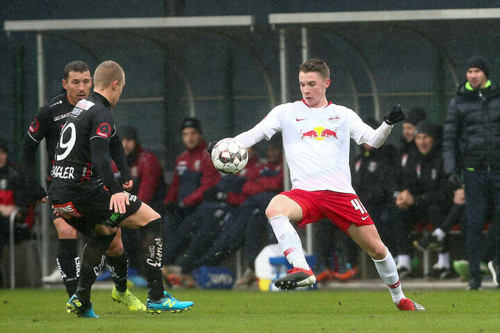 Acht A-Junioren wurden gegen den österreichischen Bundesligisten eingesetzt, darunter auch Erik Majetschak (r.).