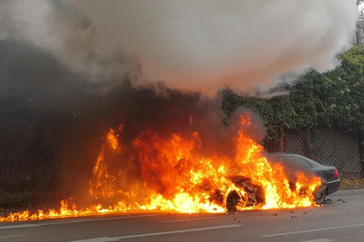 Das Auto ging plötzlich komplett in Flammen auf.