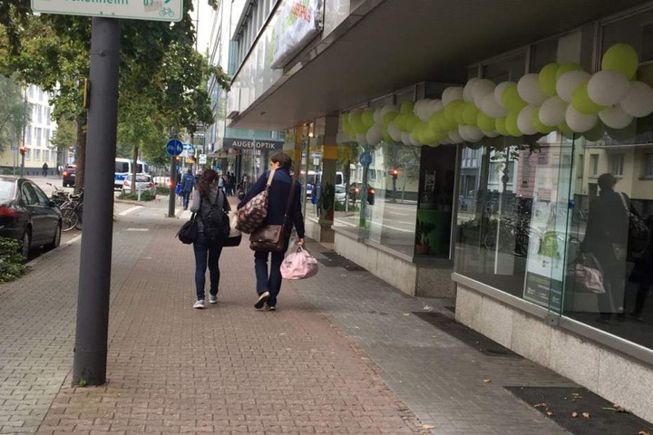 Ein Pärchen beim Verlassen des Sperrbereichs im Westend.