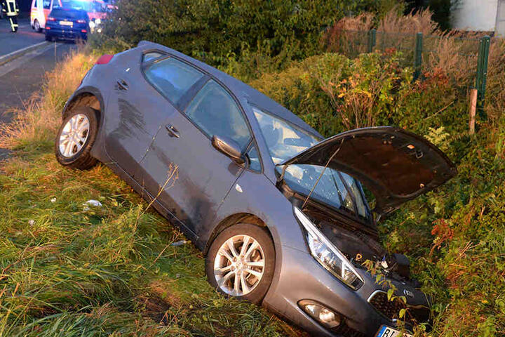 Der Kia des 61-Jährigen wurde in den Graben geschleudert.