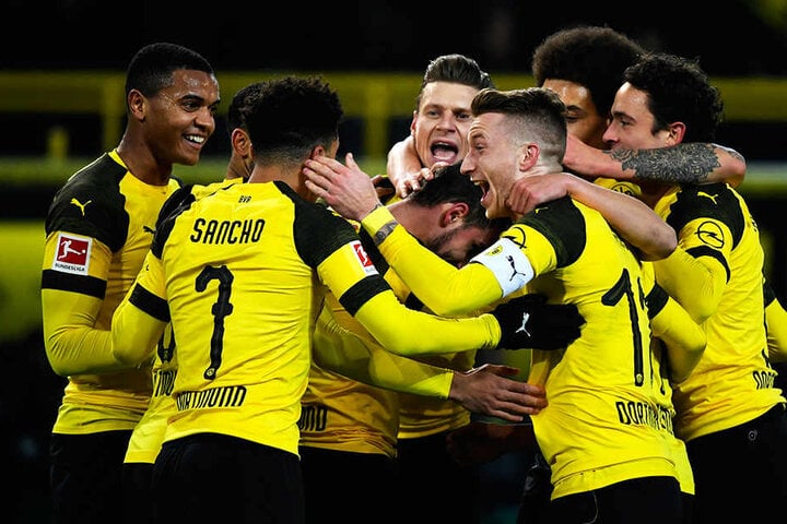Die Dortmunder Spieler bejubeln das 1:0-Führungstor von Paco Alcacer.