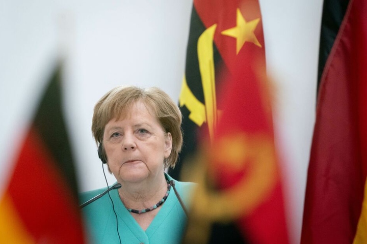 Angela Merkel war zum Zeitpunkt der Wahl von Thomas Kemmerich auf dem Weg nach Afrika gewesen.