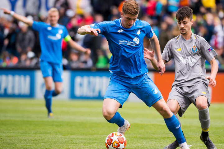 David Otto (mittig im Bild) kämpft für Hoffenheims U19 im Halbfinale der UEFA Youth League gegen einen Spieler des FC Porto um den Ball.