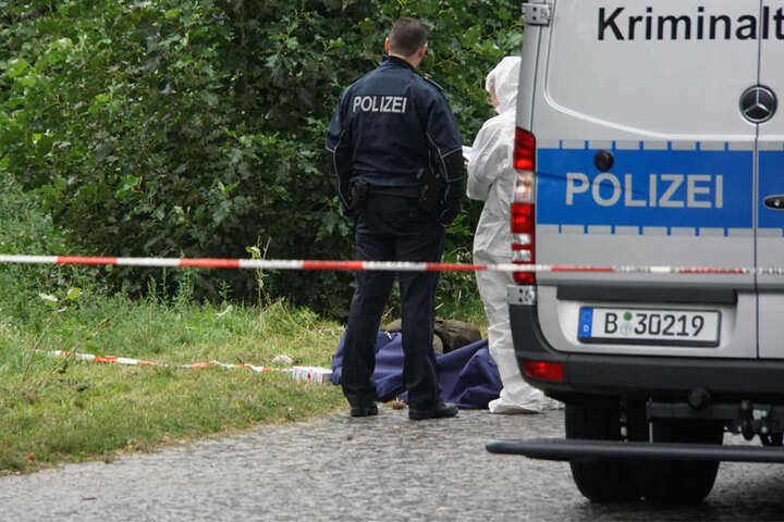 Die genauen Umstände sind noch unklar. Kriminaltechniker untersuchen aktuell den Fundort und die Leiche.