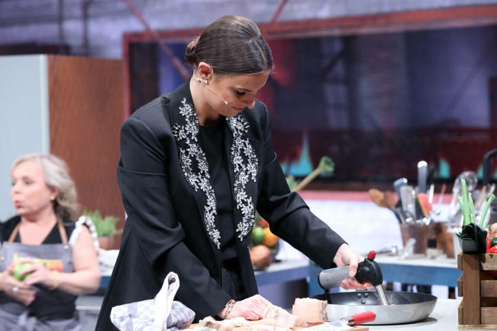 Laura Wontorra ist mit voller Konzentration bei der Sache.