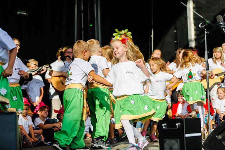 Kinder der Villa auf dem Kirschberg tanzen auf der Bühne.