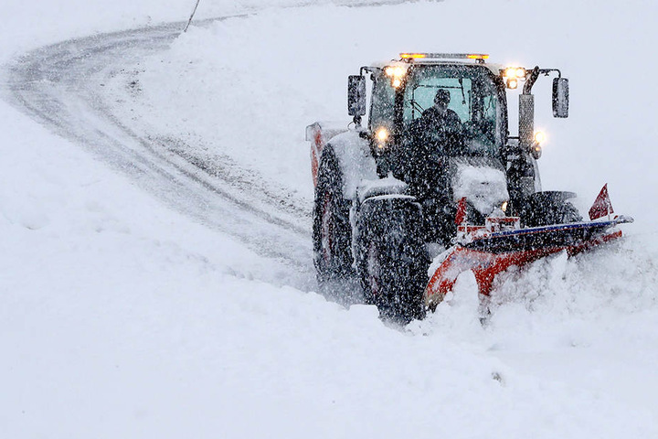Der Deutsche Wetterdienst (DWD) warnt weiter vor kräftigem Schneefall in Bayern.