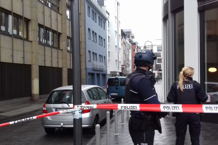 In einem Gebäude auf der linken Seite hielt sich am Freitag eine möglicherweise bewaffnete Person auf