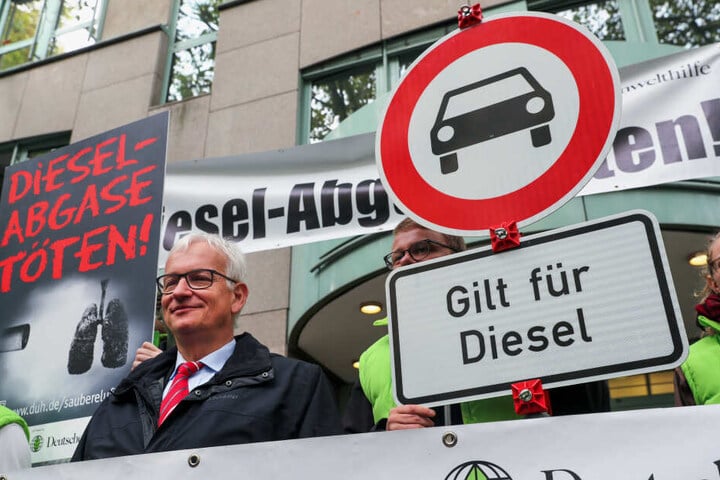 Jürgen Resch (M), der Bundesgeschäftsführer der Deutschen Umwelthilfe (DUH), steht vor Beginn der mündlichen Verhandlung mit Umweltschützern vor dem Verwaltungsgericht.