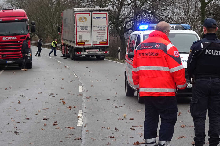 Der Scania-Truck (l.) überrollte den Mann, nachdem dieser auf die B188 gestürzt war.