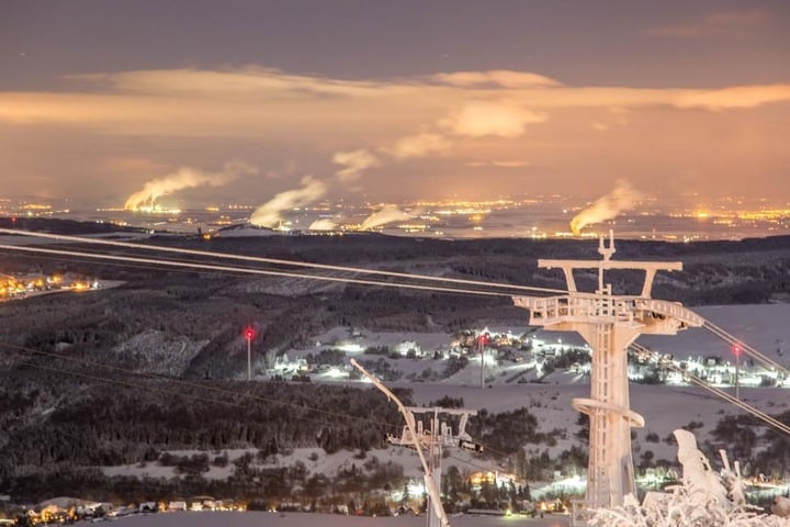 Der strenge Frost verwandelt Sachsen in ein Winter-Wunderland. Hier ein Blick vom Winterberg herab.