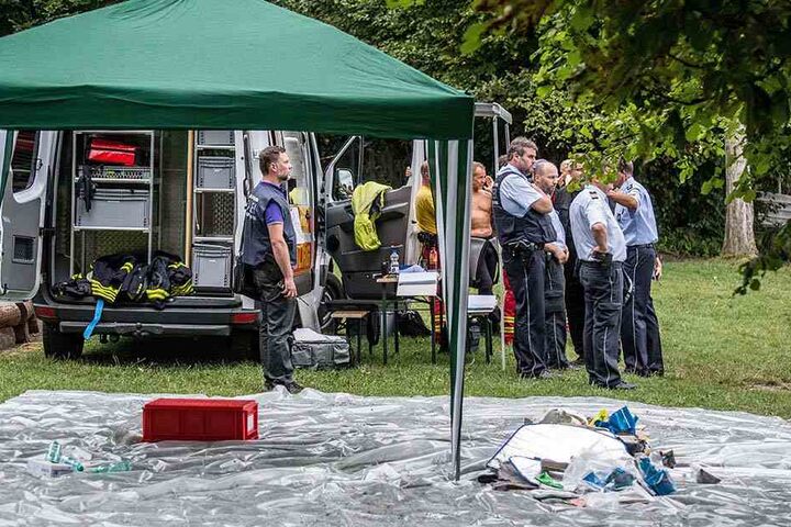 Einsatzkräfte der Polizei am Ufer des Bodensees.