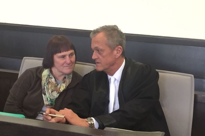 Angelika W. ist im Gerichtssaal.