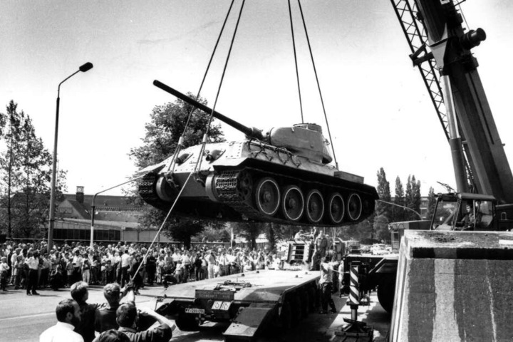 Der T 34 wurde am 17. Juli 1991 abgebaut. Chemnitz verschenkte den Panzer als Dauerleihgabe nach Ingolstadt.