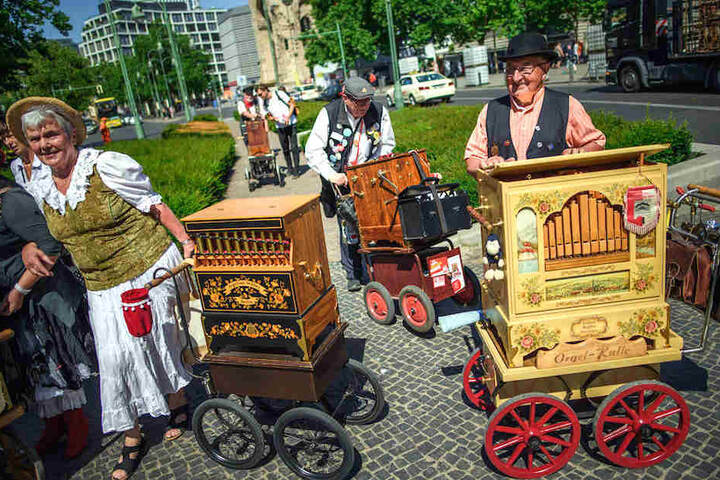 Über 180 Teilnehmer werden den Berlinern ordentlich einen Orgeln auf dem Breitscheidplatz.