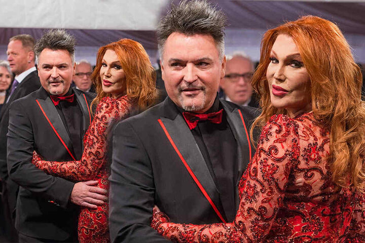 Die Dresdner Travestie-Chefin Zora Schwarz (rechts). An ihrer Seite Promi-Friseur und Ball-Dauerbegleiter Holger Knievel.