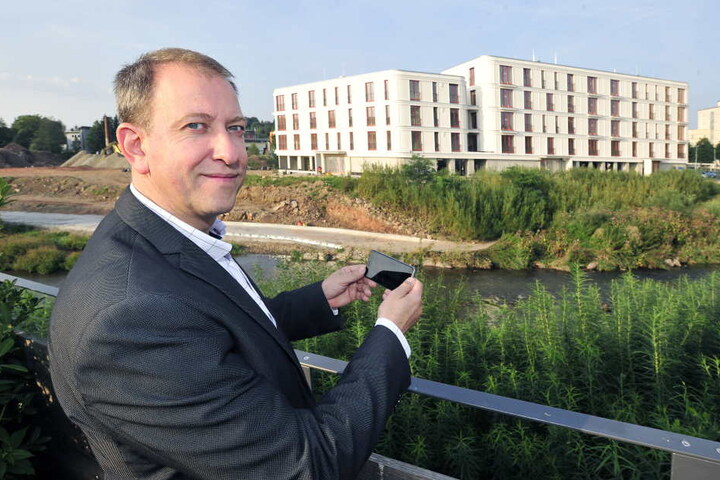 Die Wohnungen in den Stelzenhäusern gehen bei WCW-Vorstand Thomas Bartel (48) reißend weg.