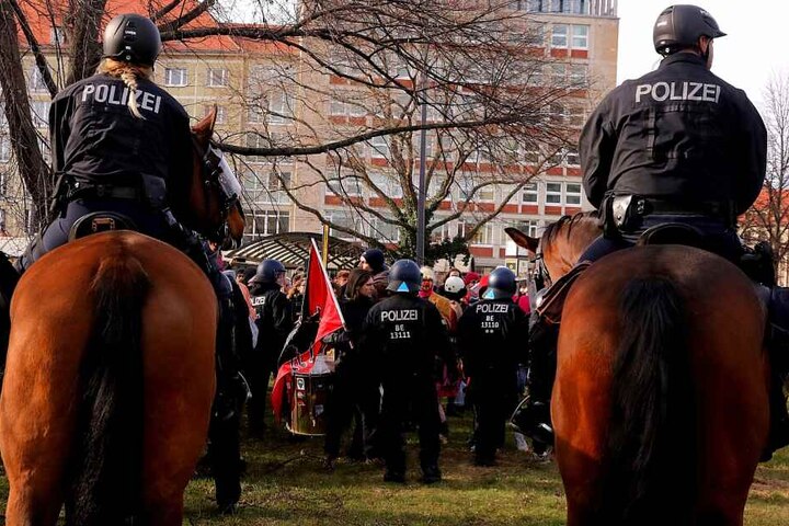 Berittene Polizisten gegenüber von Demonstranten