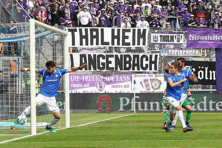 Bevor Romain Bregerie an den Ball kommt, ist der klar über der Linie. Ein Videobeweis wäre für Aue geldwert gewesen.