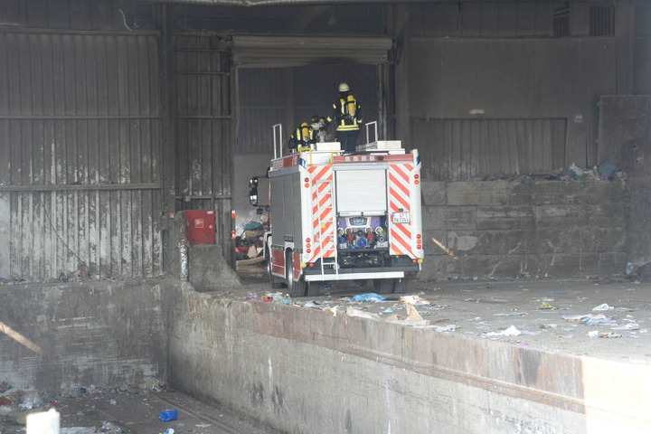 In der Nachbarhalle positionierte sich ein Feuerwehrauto mit Wasserwerfer auf dem Dach.