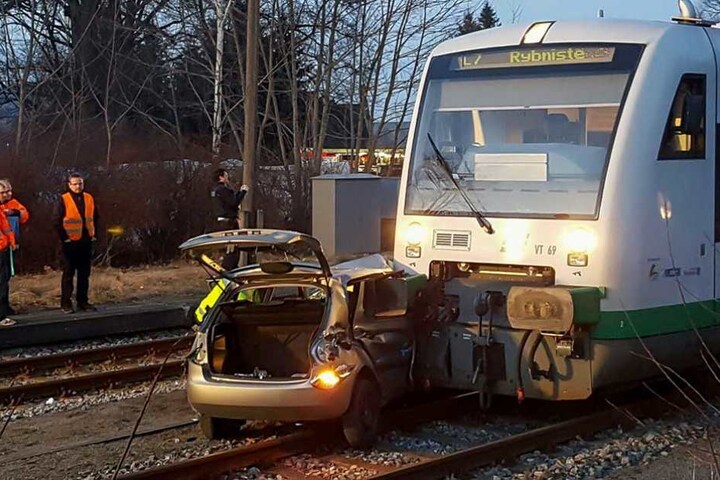 Am 15. März rammte der Zug den Skoda an dem unbeschrankten Bahnübergang.