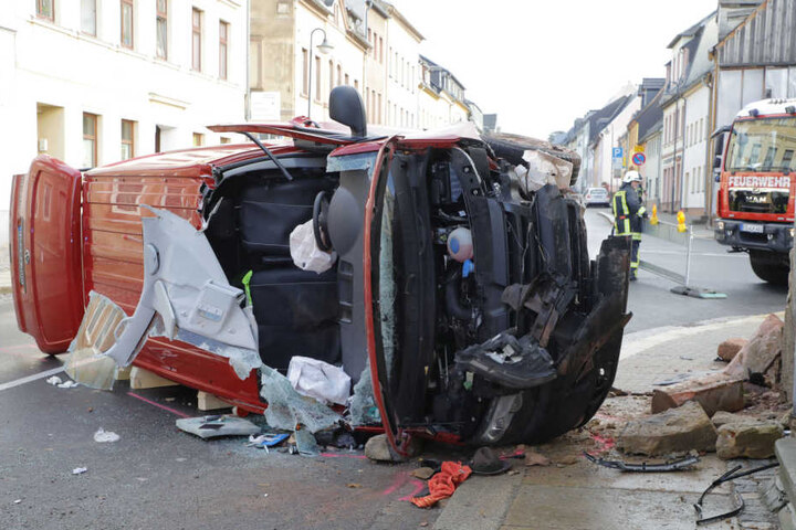 Der Transporter wurde bei dem Unfall schwer beschädigt.