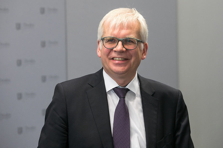 Ob weitere Schulen vom Dauer-Lichtproblem betroffen sind, konnte sein Schulverwaltungsamt nicht sagen: Schulbürgermeister Hartmut Vorjohann (54, CDU).