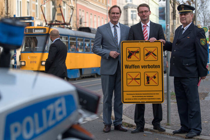 Leipzigs Oberbürgermeister Burkhard Jung (SPD, v.l.), Roland Wöller, Sachsens Innenminister und Bernd Merbitz, Leipzigs Polizeipräsident, Anfang November auf der Eisenbahnstraße, als diese zur Waffenverbotszone erklärt wurde.