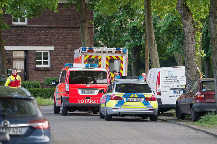 Polizei und Rettungsfahrzeuge stehen auf der Straße in Neukirchen-Vluyn.