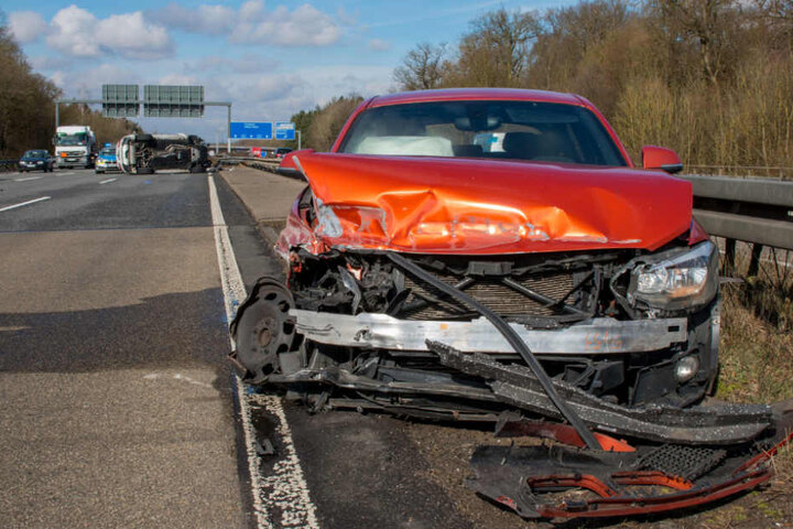 Das Auto der Frau kam einige Meter weiter vorne zum Stehen.