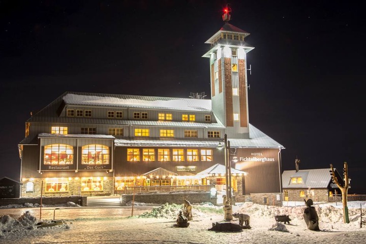 Das Fichtelberghaus erstrahlt geschmückt mit erzgebirgischer Tradition.
