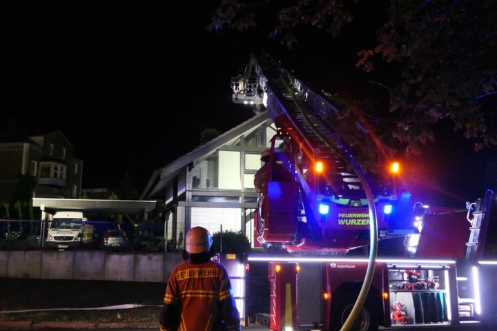 Kameraden der Feuerwehr beim Hausbrand in Wurzen...