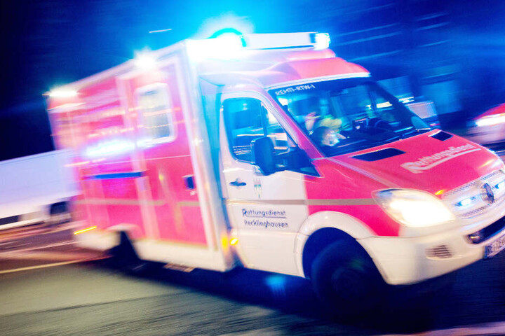Der Fahrer des Rettungswagens sowie des anderen Unfallautos mussten schwer verletzt in Krankenhäuser gebracht werden. (Symbolbild)