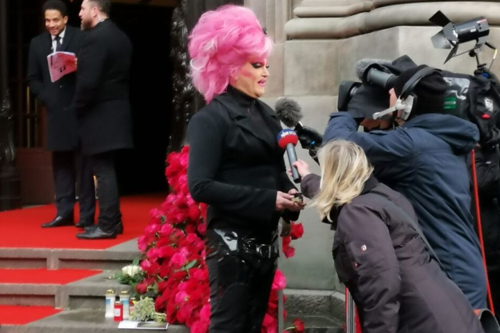 Olivia Jones gibt ein Interview vor der Kirche.