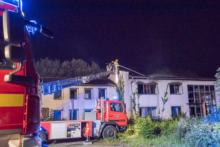Die Löscharbeiten zogen sich bis in die Nachtstunden.