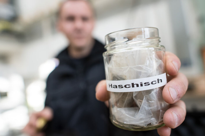 Auch Haschisch hatte der jüngere der Männer dabei. (Symbolbild)