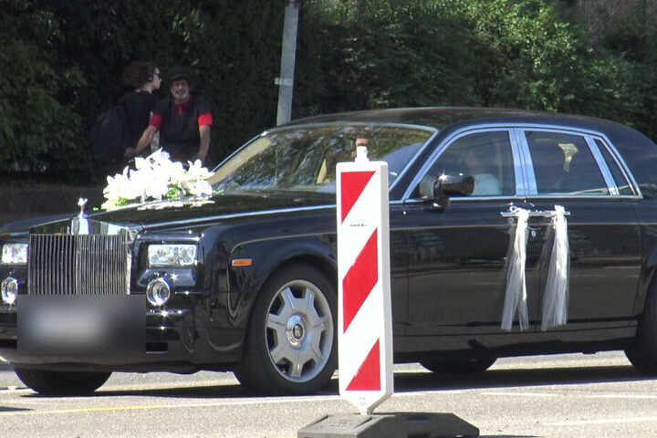 Das Brautpaar war in einem edlen Rolls Royce unterwegs.
