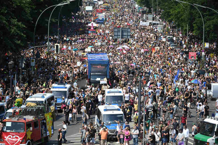 Vor der Siegessäule versammeln sich die Gegner der AfD.