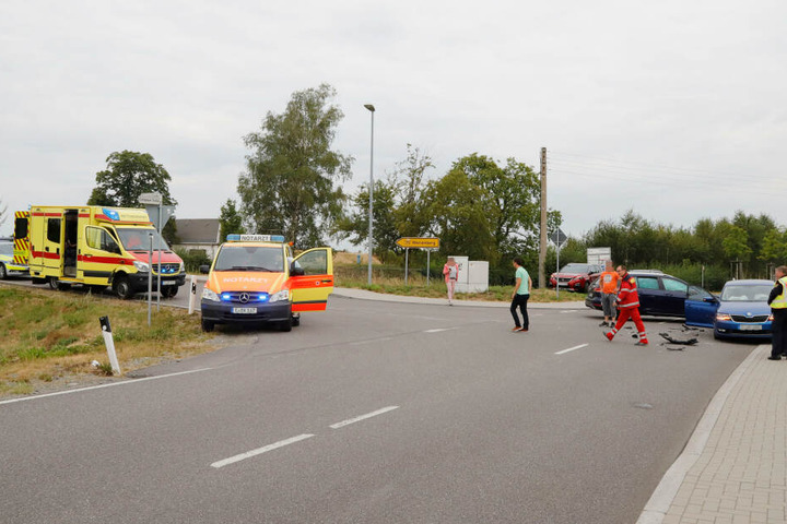Die Rettungskräfte bargen umgehend die vier Verletzten und brachten diese in ein Krankenhaus.