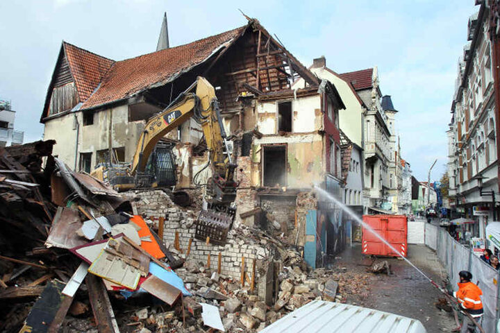 Ein Bagger machte das Haus platt.