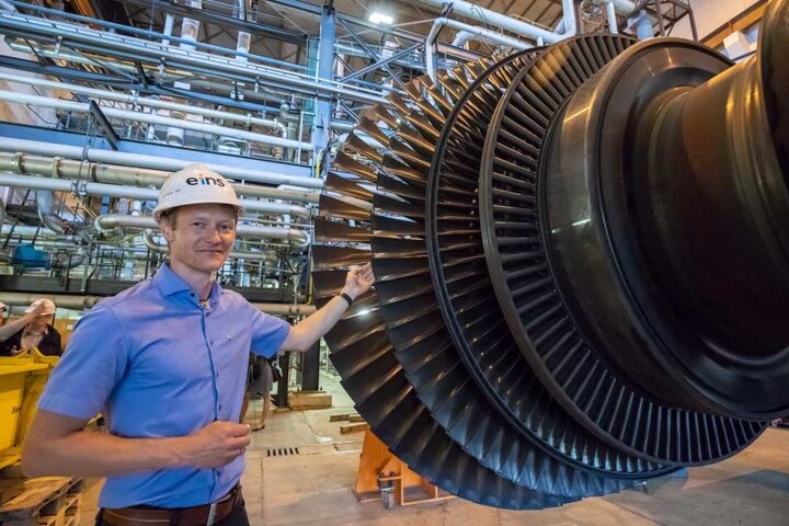 Lars Patzig (40) zeigt eine geöffnete Turbine, die bald zum alten Eisen gehören wird.