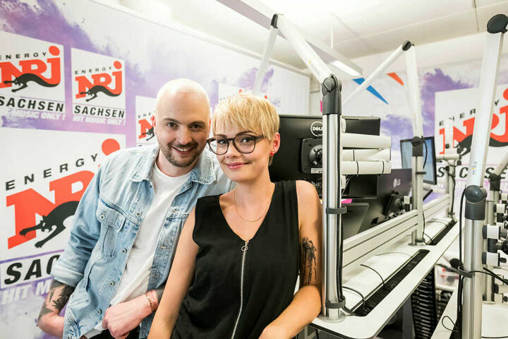 Zusammen mit Kollege Julian Mengler (32) moderiert Franzi die Morningshow "Knallwach mit Energy".