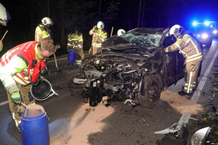Nachdem der völlig zerstörte Renault Megane aus dem Straßengraben auf die Fahrbahn gebracht wurde, untersuchten ihn die Einsatzkräfte genau.
