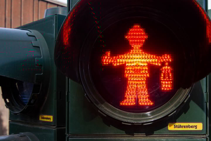 Der Bergmann mit Helm auf dem Kopf und einer Lampe in der Hand soll an die Geschichte des Bergbaus erinnern.