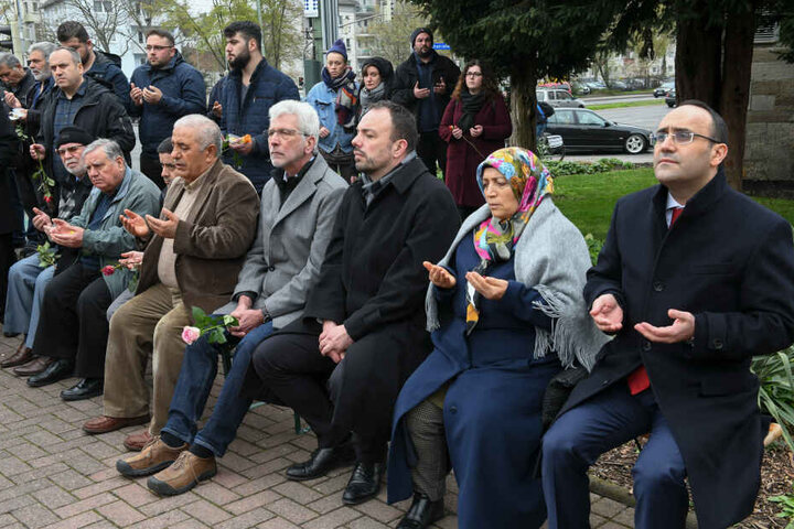 Insgesamt versammelten sich rund 100 Menschen auf dem Halitplatz.