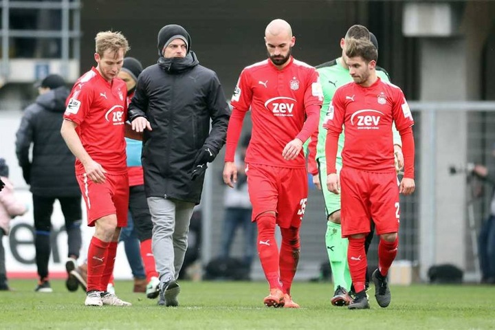 Antonitsch (3.v.r.) mit Trainer Ziegner und seinen Mannschaftskameraden.