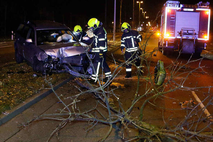 Der Passat schleuderte nach dem Zusammenstoß mit dem Ford noch gegen einen Baum.