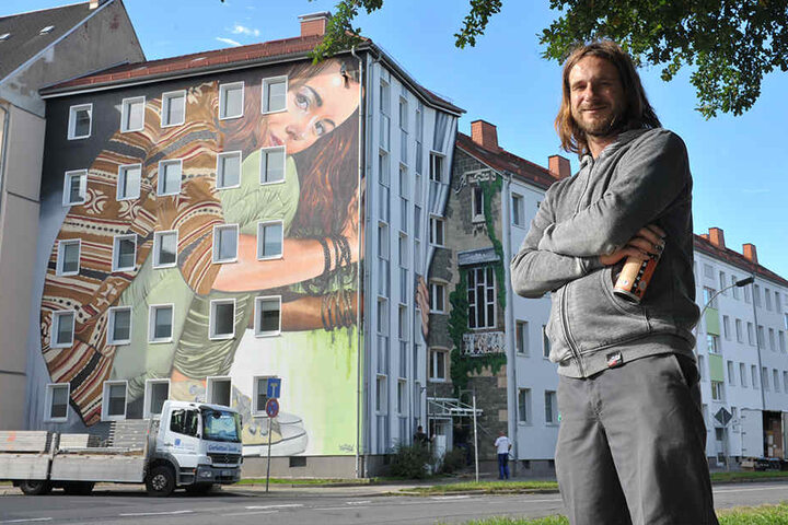 Graffiti-Künstler Guido Günther(29) hat die Studentenhäuser im Zentrum mit bunter Kunst aus der Dose aufgehübscht.