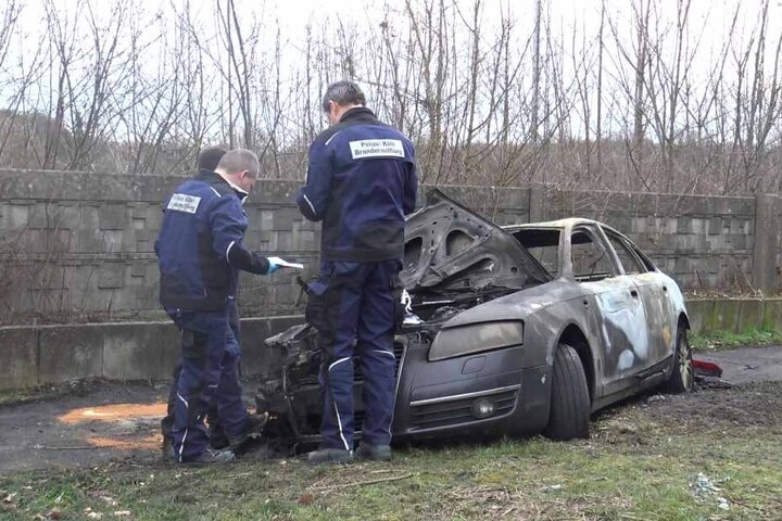 Der dunkle Audi wurde nach kurzer Flucht angezündet aufgefunden.
